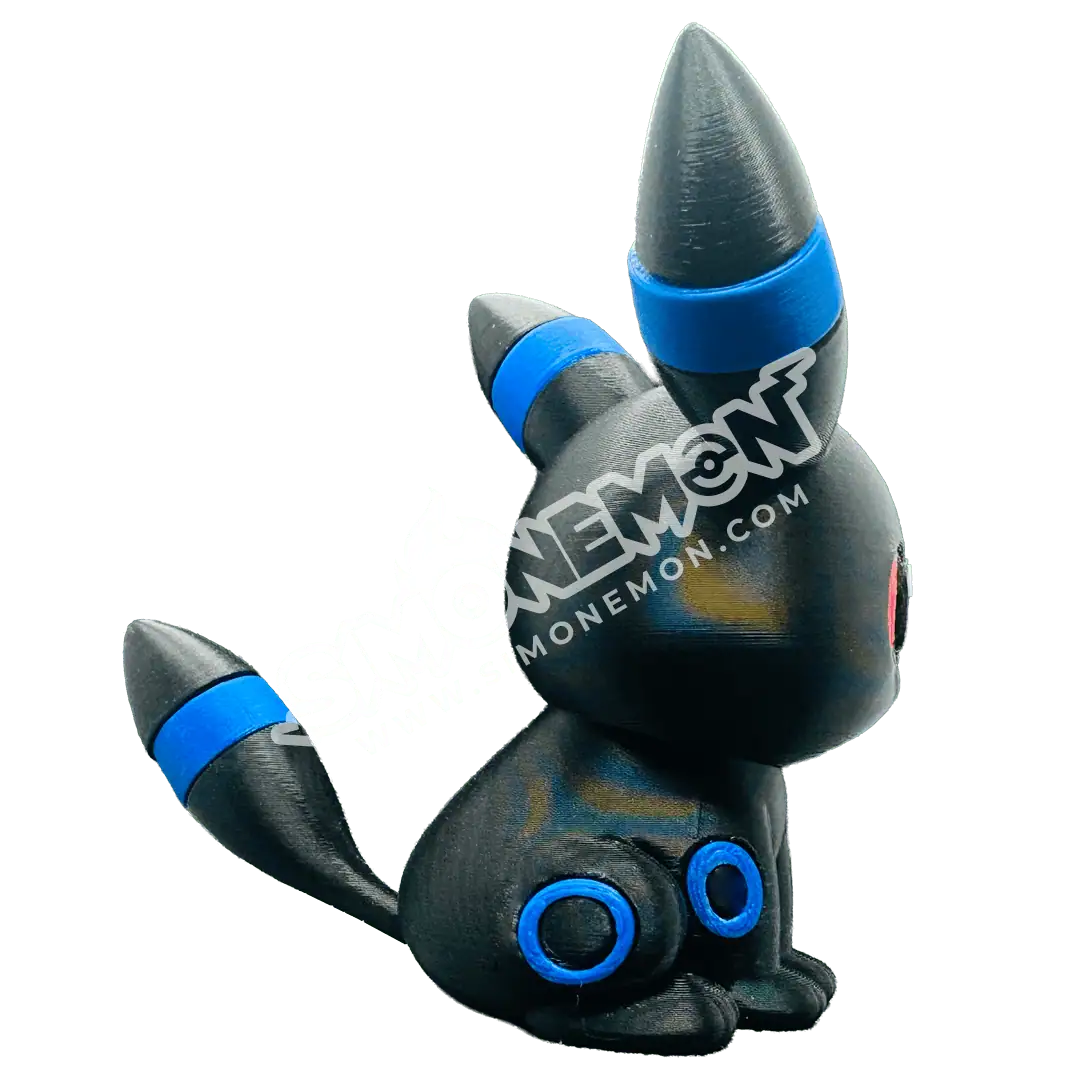 Figurina Pokémon Lucario con dettagli blu e nero, collezione di giochi e merchandise.