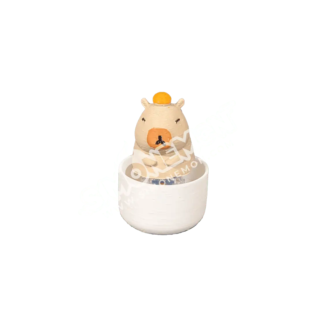 Tazza con orsetto in ceramica e cappello giallo, design carino e originale.