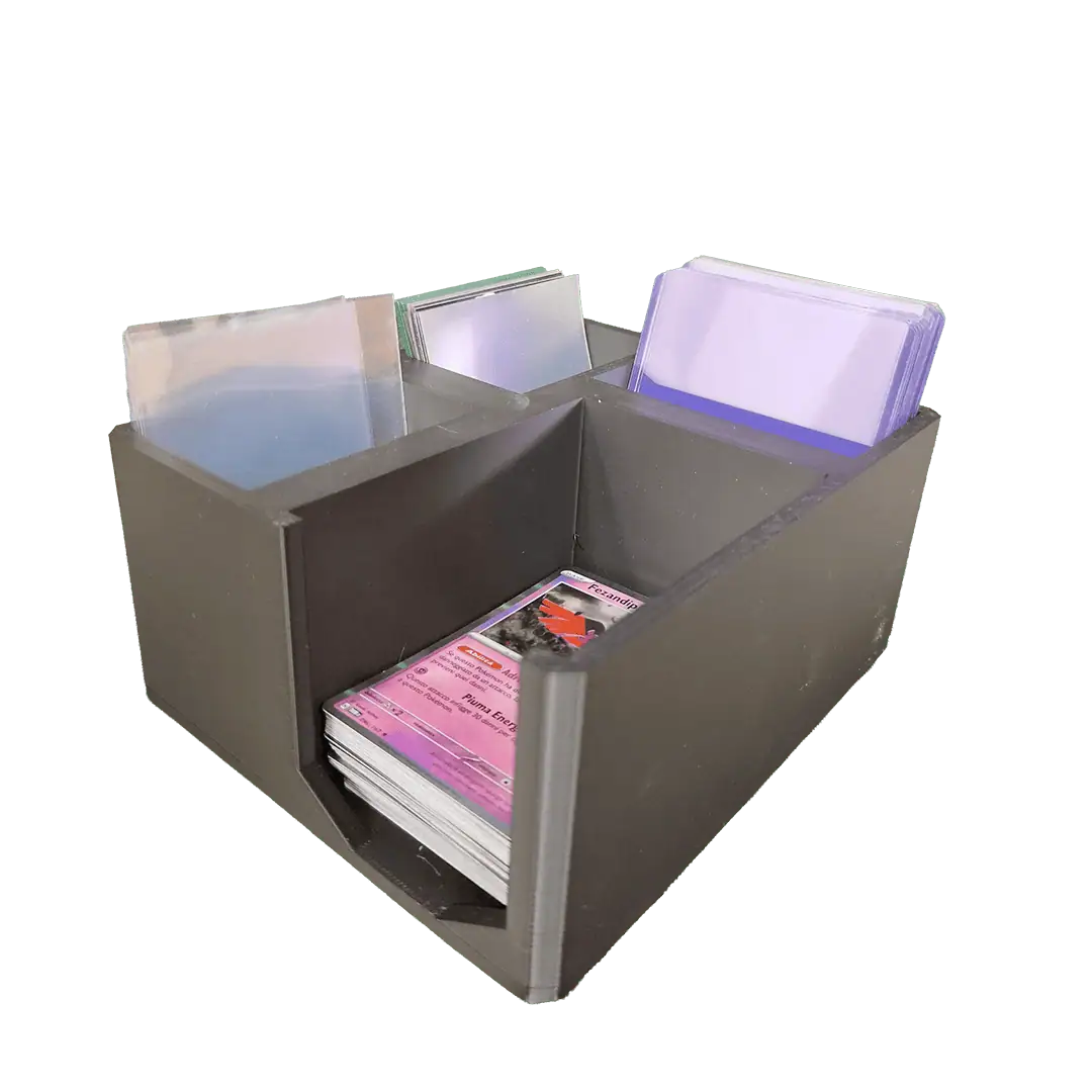 Organizzatore di carte da gioco con divisori trasparenti e mazzi colorati.