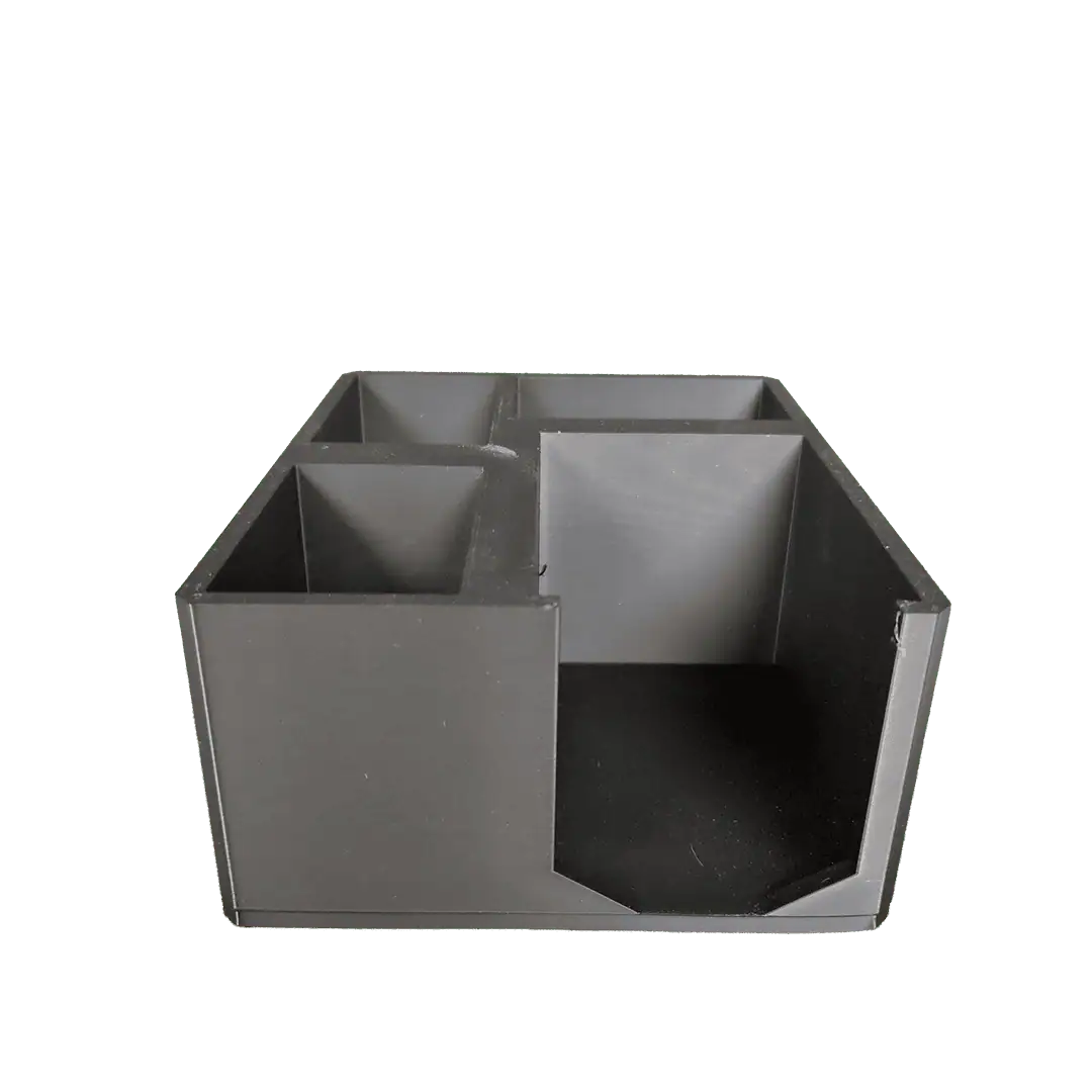Organizzatore da scrivania con scomparti in plastica nera per ufficio.