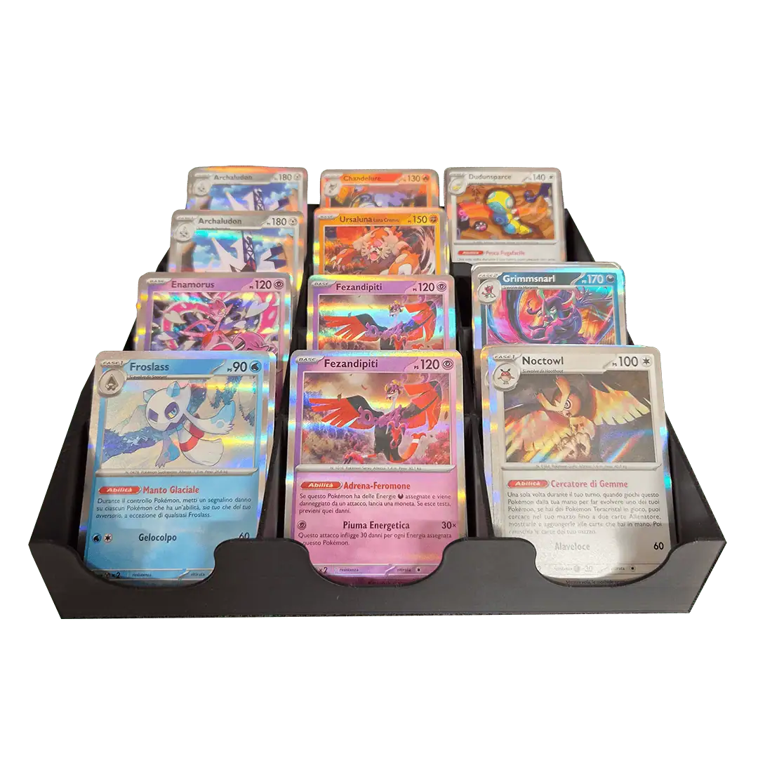 Carte Pokémon in una scatola di collezione con vari personaggi.