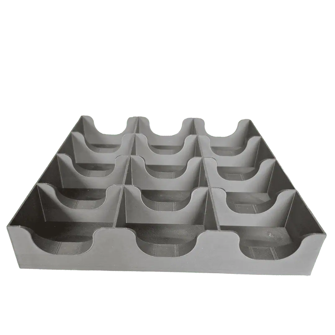 Vassoio in plastica grigia con scomparti per alimenti o utensili.