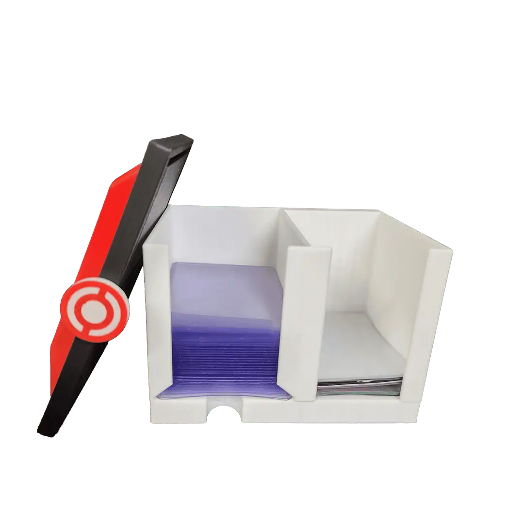 Scatola di cartone con fogli di carta e un timbro rosso e nero.