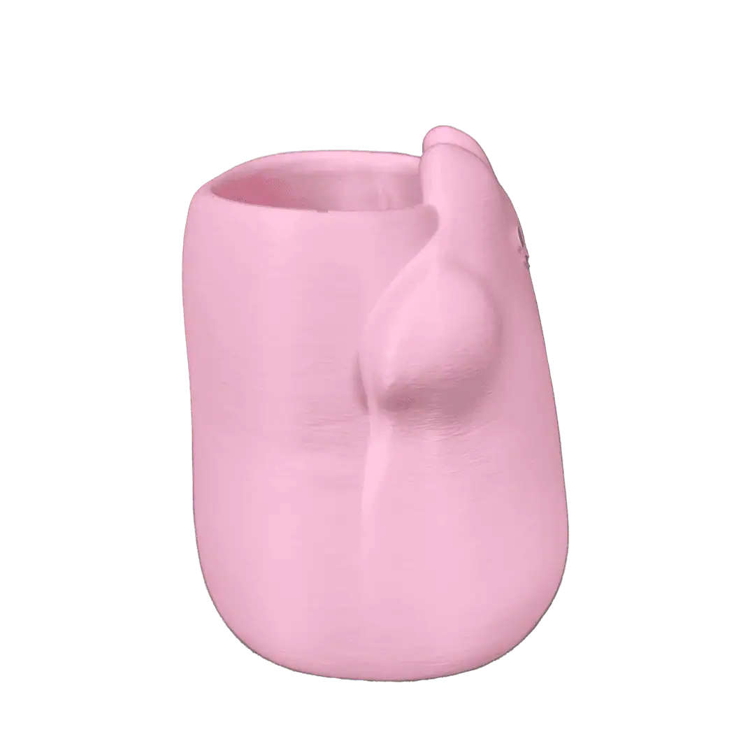 Vaso rosa con manico a forma di orecchio di gatto.